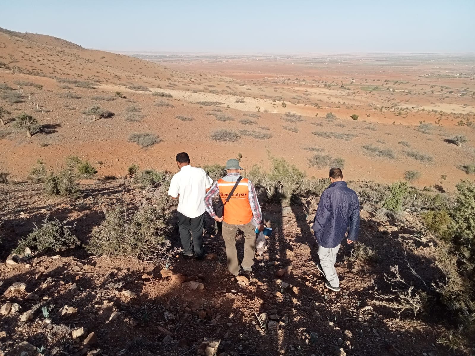 Équipe GEOANALYSIS en reconnaissance sur un versant aride