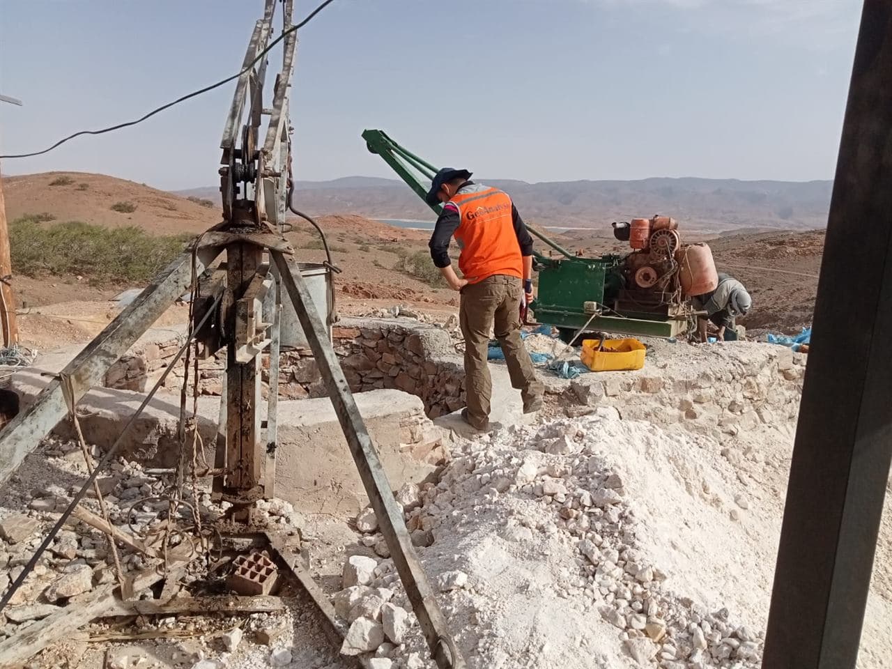Équipe GEOANALYSIS sur un chantier de forage en terrain montagneux.