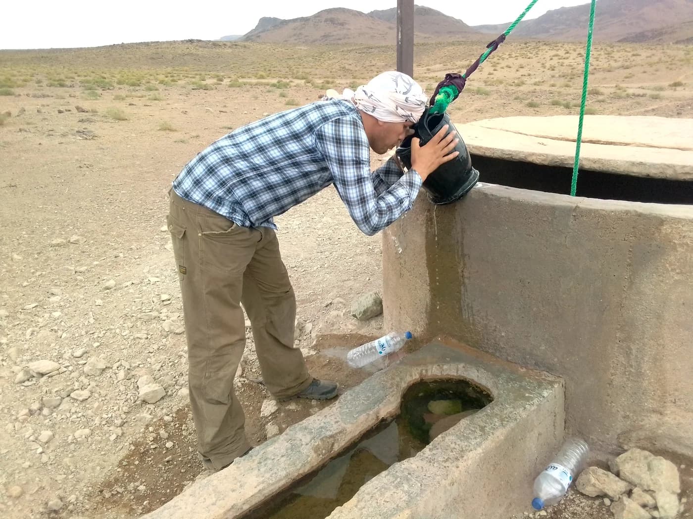 Intervenant recueillant de l’eau au niveau d’un puits.