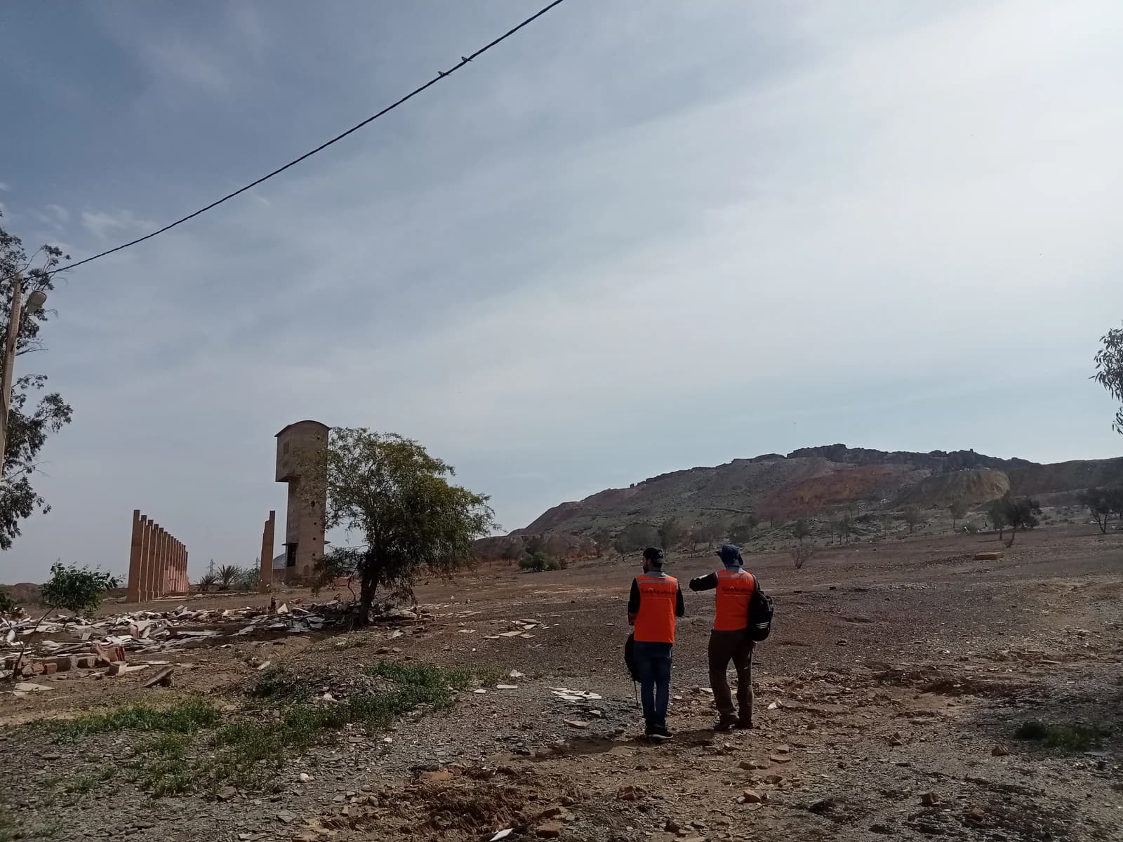 Deux membres de l’équipe GEOANALYSIS en reconnaissance sur un site géologique.